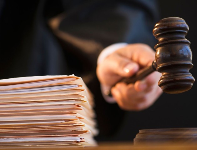 У Луцькому суді двоє обвинувачених порізали собі вени