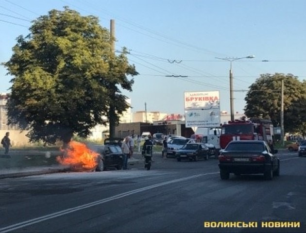 На Відродження поблизу заправки загорівся автомобіль