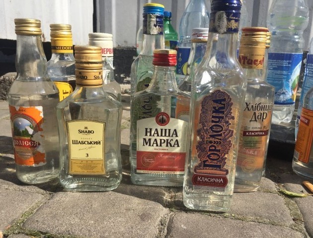 Лучанка на одному з ринків міста незаконно приторговувала сурогатом