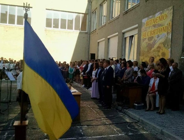 Старт навчання у луцькому НВК №9: квіти, банти і гарний настрій