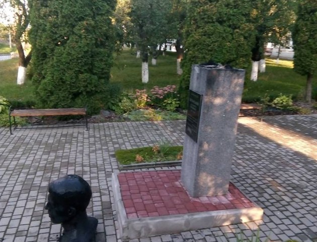 У Володимирі вандали скинули з п'єдесталу погруддя