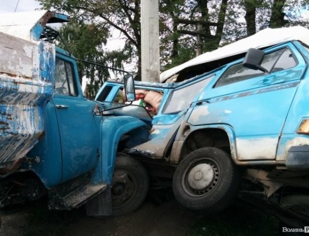 На Волині - жахлива ДТП: вантажівка врізалася у бус. ФОТО