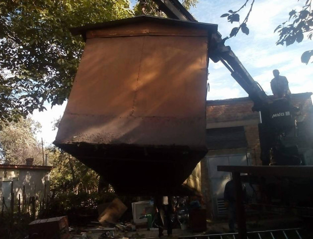 У Луцьку вкотре знесли незаконну металеву конструкцію