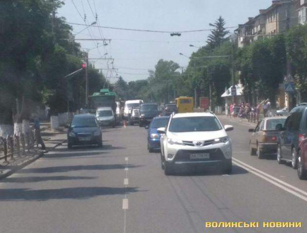 У Луцьку на проспекті Перемоги - величезний затор