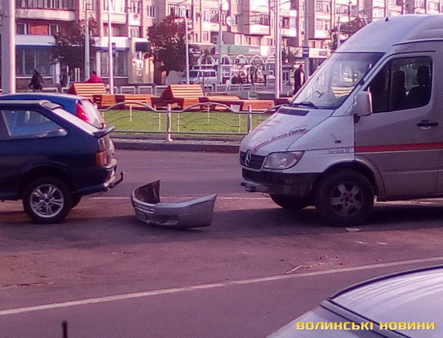 Ранкова ДТП: у Луцьку зіткнулися «ВАЗ» і «Mercedes sprinter»