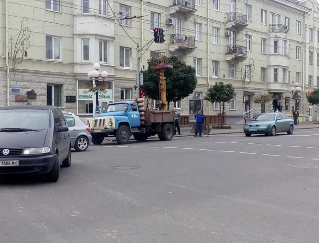 Світлофор, який у центрі Луцька протаранив тролейбус, поремонтували