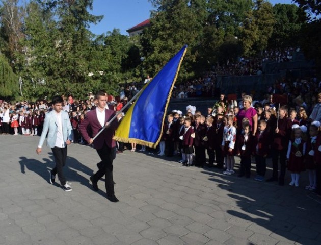 У луцькій гімназії № 4 Перший дзвінок відзначили у супроводі духового оркестру