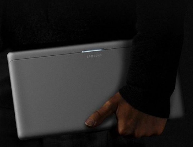 У Samsung може з'явитися ноутбук з нішею під смартфон: фотофакт