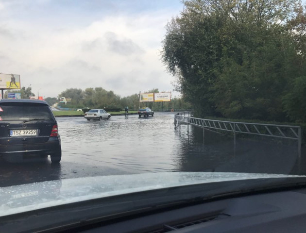 Луцьк місцями підтопило через нічну зливу