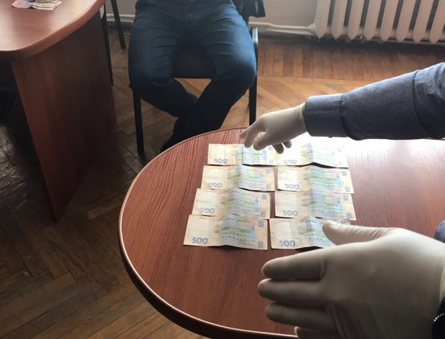 Ще один волинський посадовець попався на хабарі