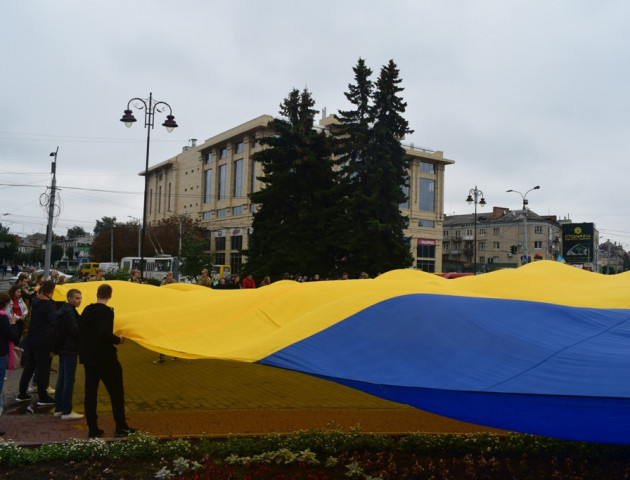 У Луцьку розгорнули найбільший прапор України
