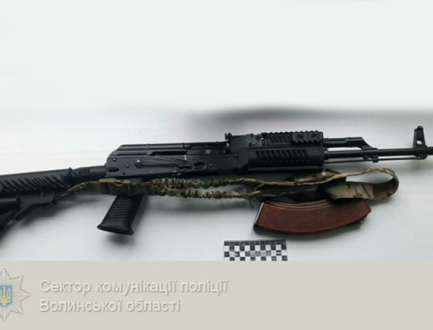 У лучанина оперативники вилучили автоматичну зброю
