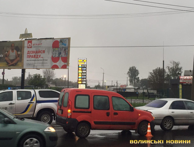 У Луцьку не поділили дорогу «Рено» і «Мазда». ФОТО