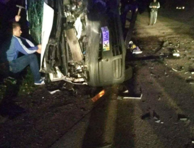 На Волині не розминулися мікроавтобуси. Постраждалих рятували за допомогою спецзасобів