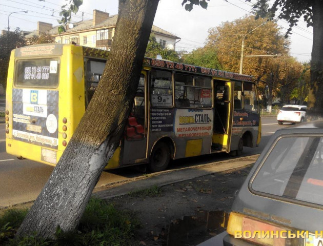 У Луцьку маршрутка та позашляховик спричинили аварію