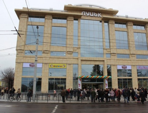 У луцькому ЦУМі відвідувачі застрягли у ліфтах