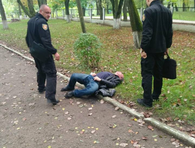П'яний лучанин приліг відпочити під стінами міської лікарні