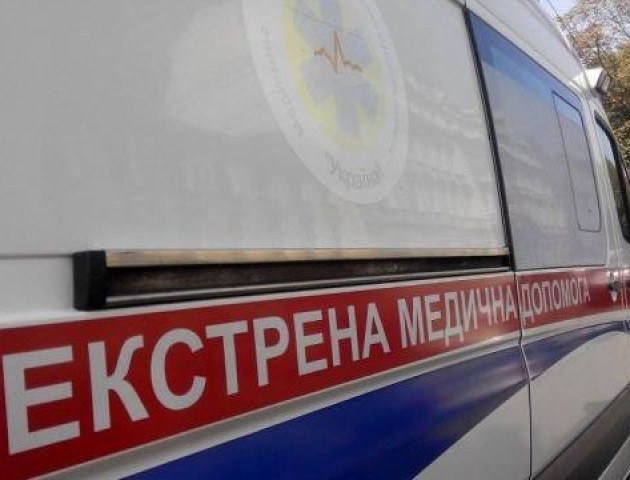На Волині футболістки м'ячем розбили скло швидкої