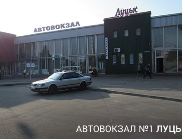 Розбій на АС-1 у Луцьку: 18-річний волинянин побив та пограбував чоловіка