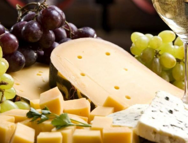 5 продуктів, із якими вишукані сири смакують найкраще