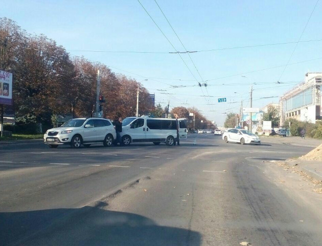 У Луцьку водій буса «наїхав» на автівку «Hyundai»