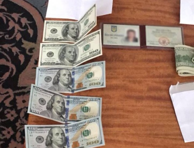 Волинських посадовців затримали на хабарі