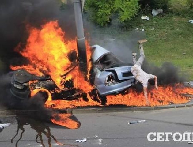 ФОТОФАКТ. Неймовірне спасіння: як водій вибирався з палаючого авто