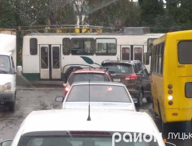 У Луцьку затор через тролейбус
