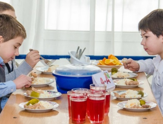 З'ясують, чим цього року будуть годувати луцьких школярів