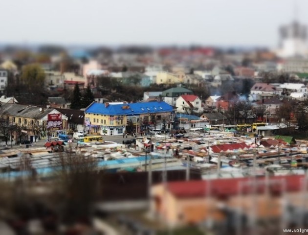 Залишити чи забрати: що думають лучани про Центральний ринок. ВІДЕО