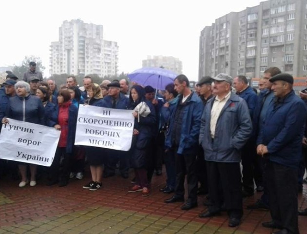 Працівники «Волиньторфу» пікетують під стінами ОДА. ВІДЕО