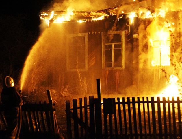 Чоловік витяг із вогню чотирьох сусідських дітей