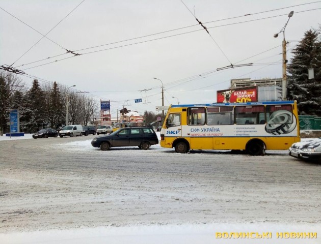 Ранкова ДТП у Луцьку: маршрутка в’їхала у «ВАЗ»