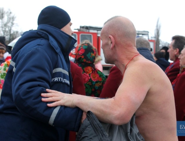 Неспокійне Водохреще в Іваничах:  п'яний волинянин рвався пірнути в ополонку