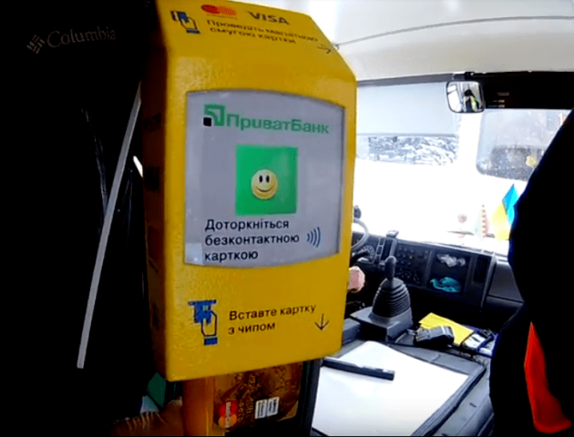 У прифронтовій Авдіївці ПриватБанк запустив оплату проїзду банківськими картками