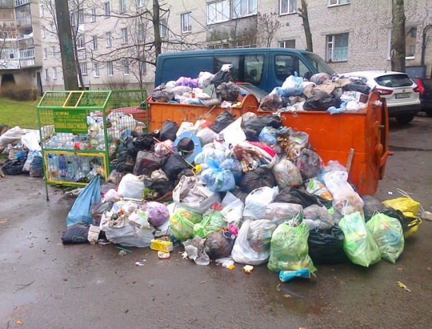 У Луцьку замість вивезення сміття – папірець із привітанням від комунальників