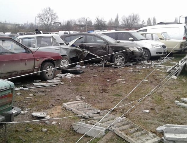 У Рівному п'яний водій  розтрощив 26 автомобілів