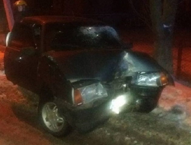 У Луцьку п'яний водій в'їхав у дерево та втік разом з пасажиром