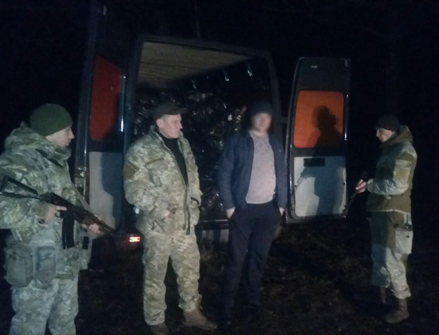 На Волині затримали набитий телятиною мікроавтобус. ФОТО
