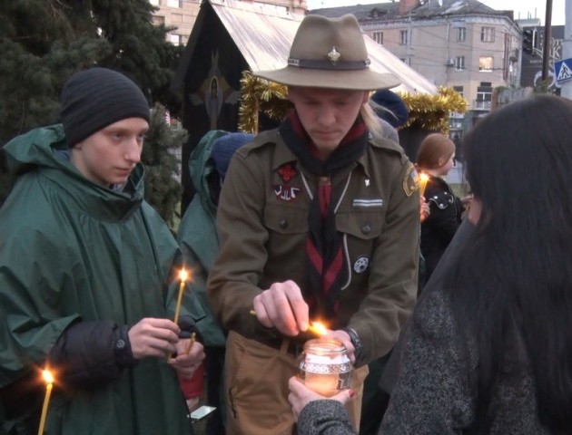 Пластуни передали Вифлеємський вогонь миру лучанам. ВІДЕО