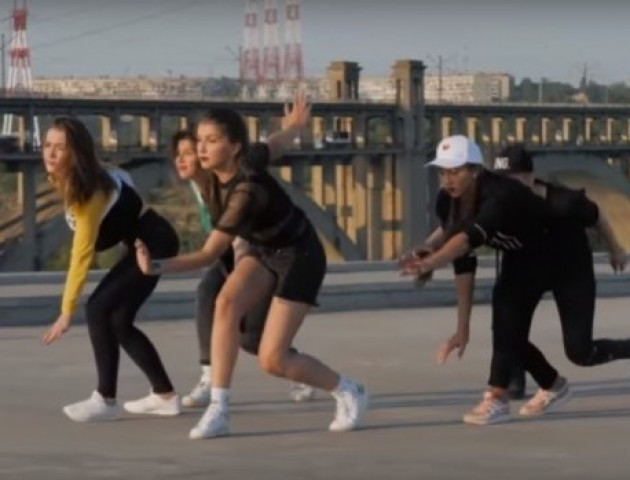 Під хіт співака з Луцька Monatikа фанати станцювали на краю багатоповерхівки. ВІДЕО