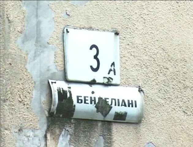 У підвалі луцької багатоповерхівки – по коліна води. ВІДЕО