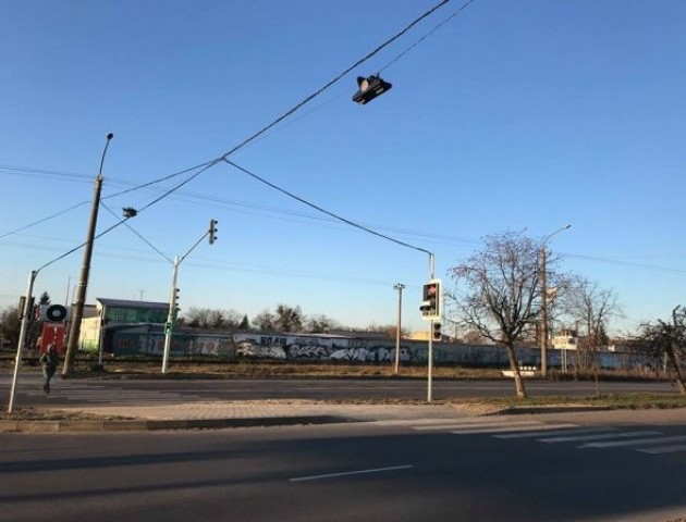 На аварійному перехресті у Луцьку запрацював світлофор. ФОТО