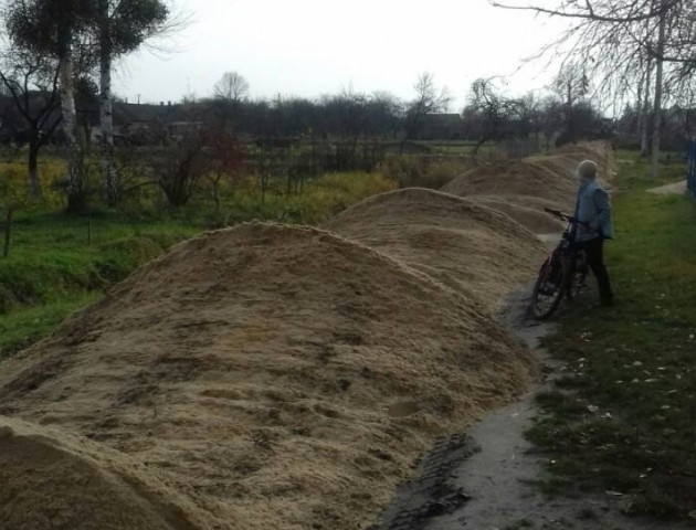 У райцентрі на Волині ремонтують багатостраждальну дорогу