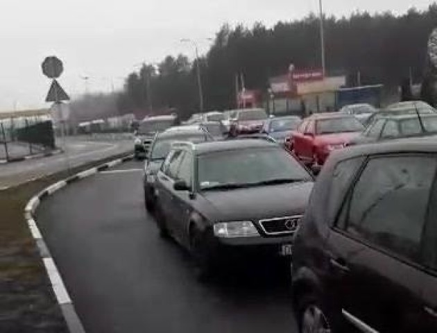 На «Ягодині» - величезні черги на кордоні з Польщею, водії у безвиході. ВІДЕО