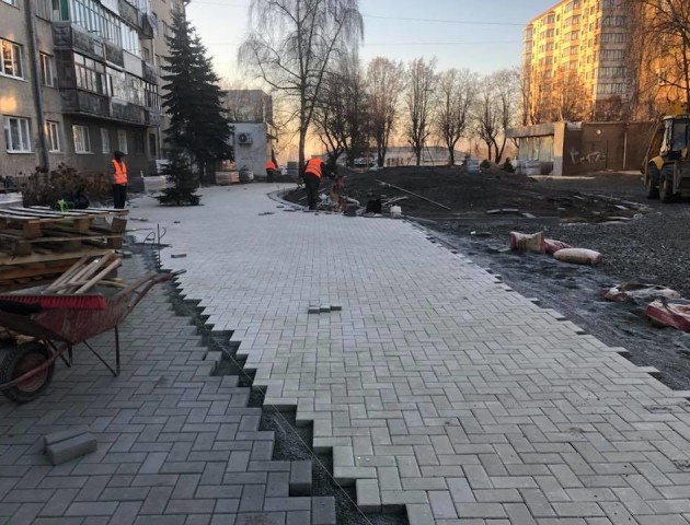 Як у центрі Луцька облаштовують сквер. ФОТО