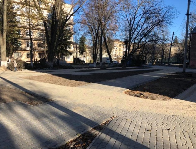 Нова бруківка і лавки: як облаштовують сквер у центрі Луцька. ФОТО