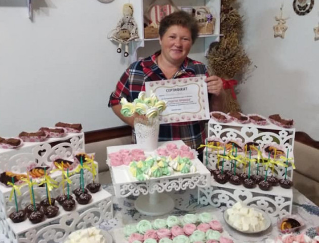 Короваї, торти і медові пряники: волинська майстриня випікає солодкі шедеври