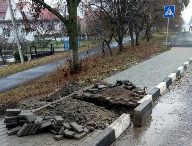 У селі під Луцьком ремонтують небезпечну зупинку. ФОТО