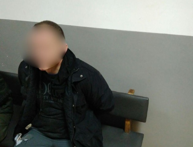 У Луцьку чоловік з пістолетом побив та пограбував свого знайомого. ВІДЕО